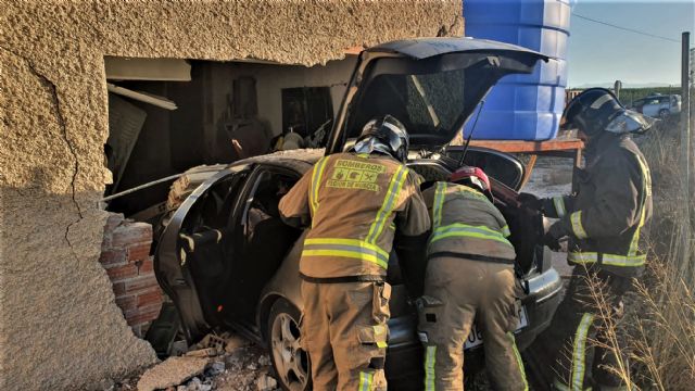 Conductora herida tras empotrar su coche contra una vivienda en Alquibla (Ojós)